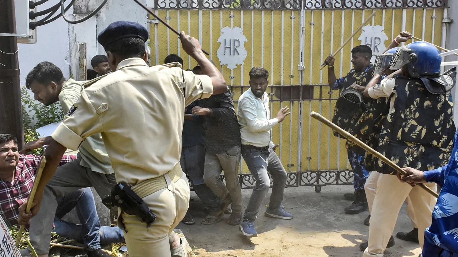 Teaching job aspirants lathicharged during Patna protest, Tejashwi calls it betrayal