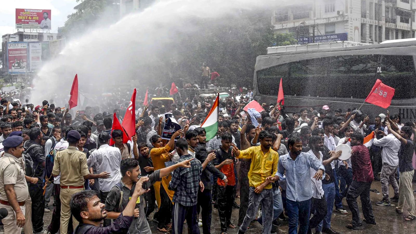 Jantar Mantar stir reverberates in Patna as police use lathi-charge, tear gas to drive away protesters