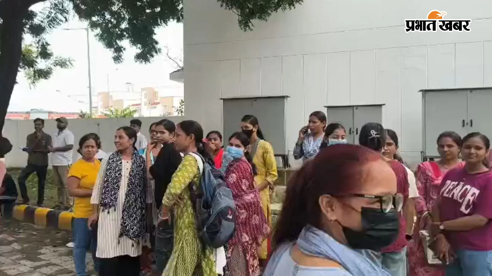पटना में शिक्षा मंत्री के आवास के बाहर बैठे CTET कैंडिडेट, बोले- STET को मौका मिला तो हमें क्यों नहीं?